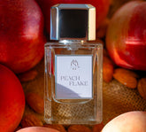 parfum gourmand Peach Flake flacon entouré pêches notes fruitées
